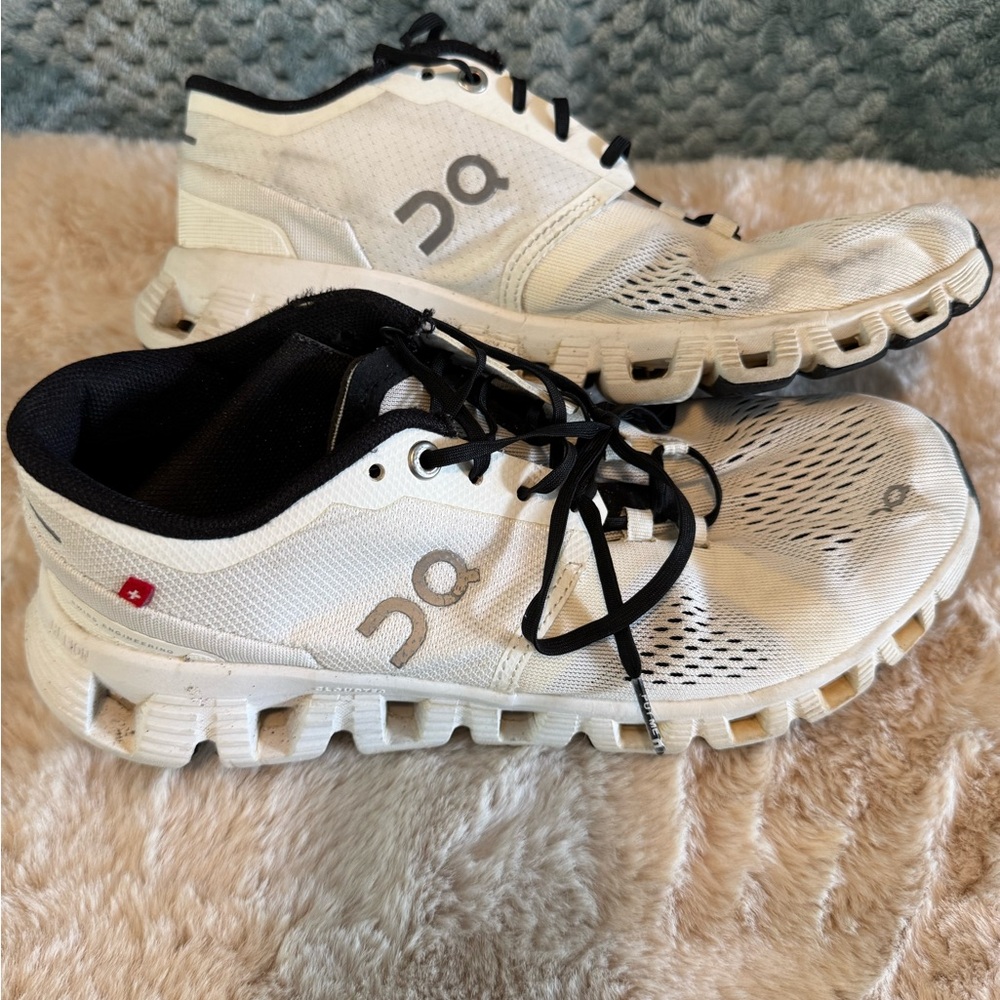 On Cloud White and Black Athletic Shoes Women’s size 8